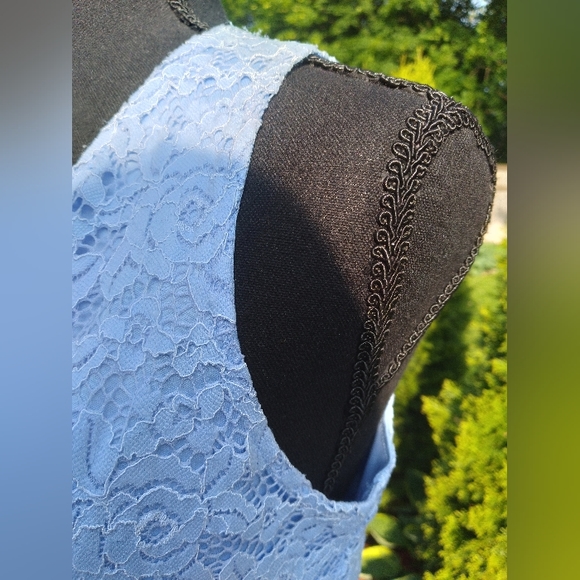 Ellen Tracy MEDIUM  Company V-neck Lace HiLo Stretch Top - Lavendar - Picture 8 of 13